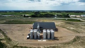 novid stainless steel liquid fertilizer tanks at lake country co-op in saskatchewan-1-1