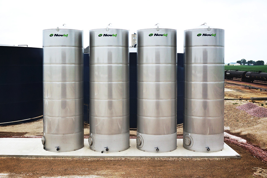 Novid stainless steel flat bottom liquid storage tanks lined up